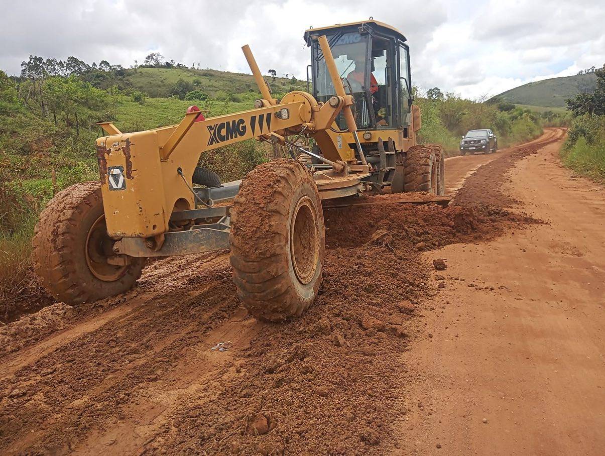 Equipe de estradas e rodagens continua na ativa. O trecho que liga Baixão à Recordação…