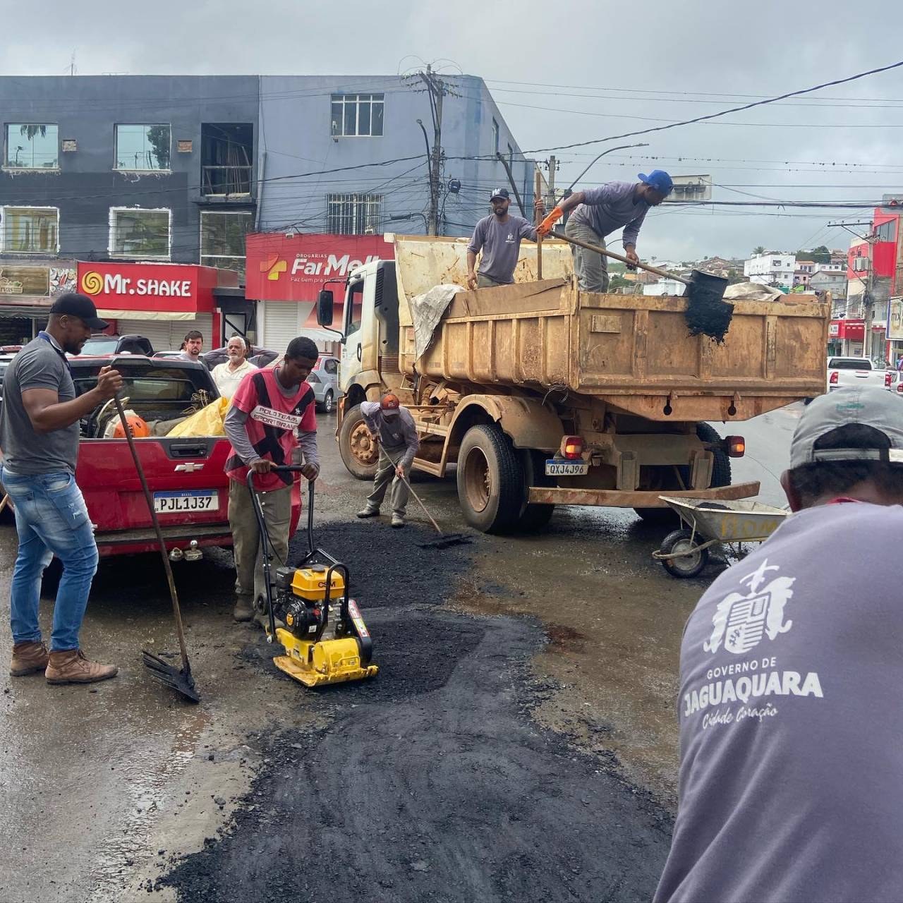 A equipe de Infraestrutura está realizando a manutenção de vias asfálticas…