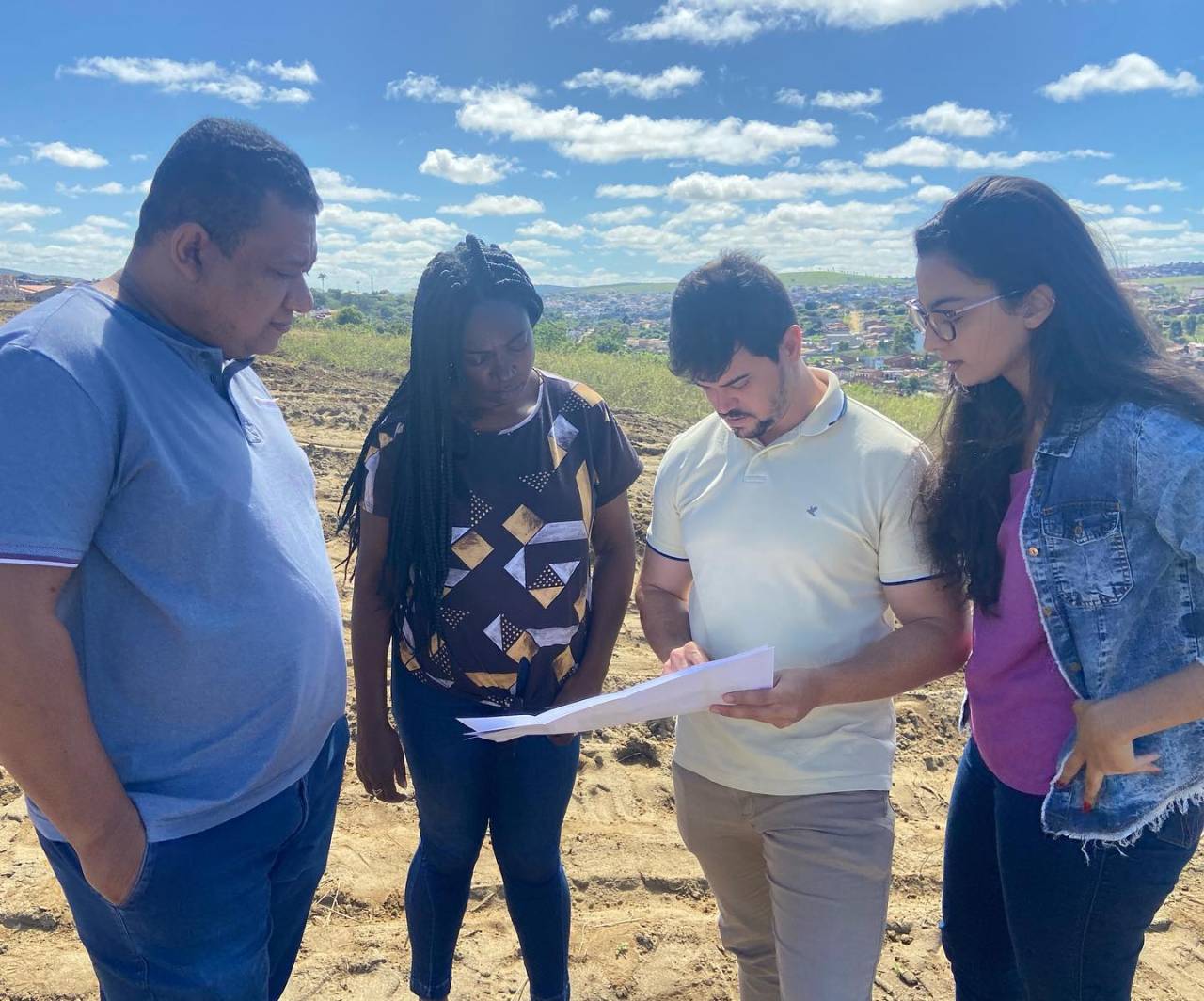 O Secretário de Infraestrutura Mateus Oliveira e equipe, juntamente com a representante…