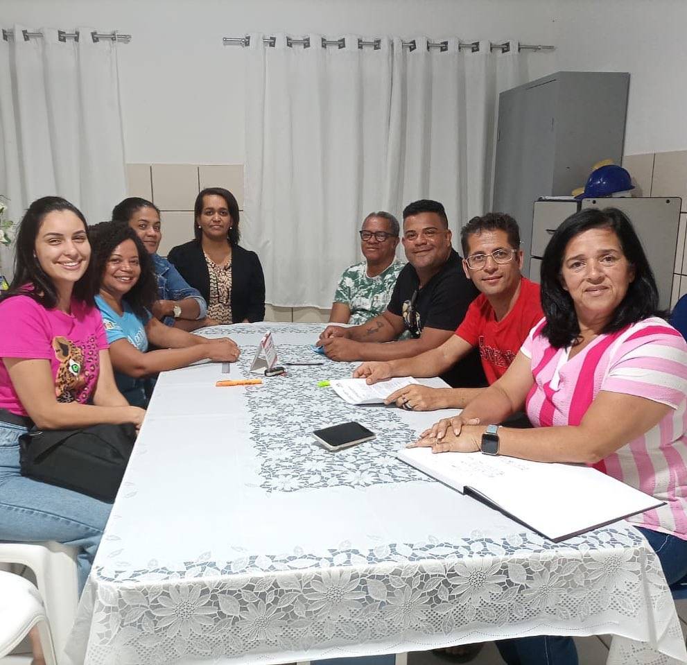 Os membros do Conselho Municipal do Direito da Criança e do Adolescente, (CMDCA) em reunião…