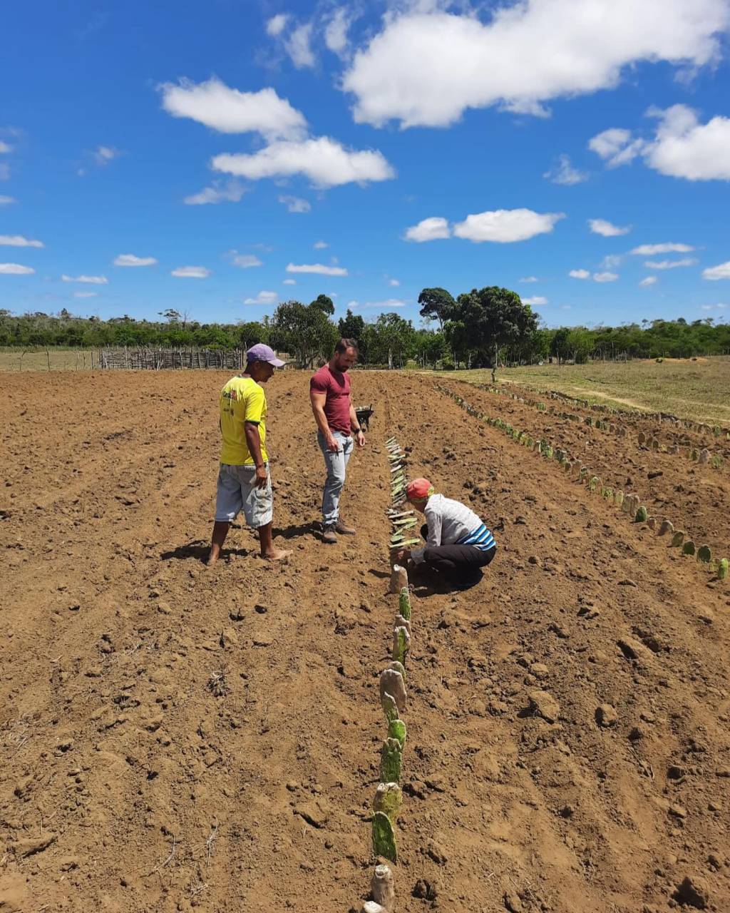 A equipe técnica da Secretaria de Agricultura esteve com a comunidade do Assentamento Santa Domênica…