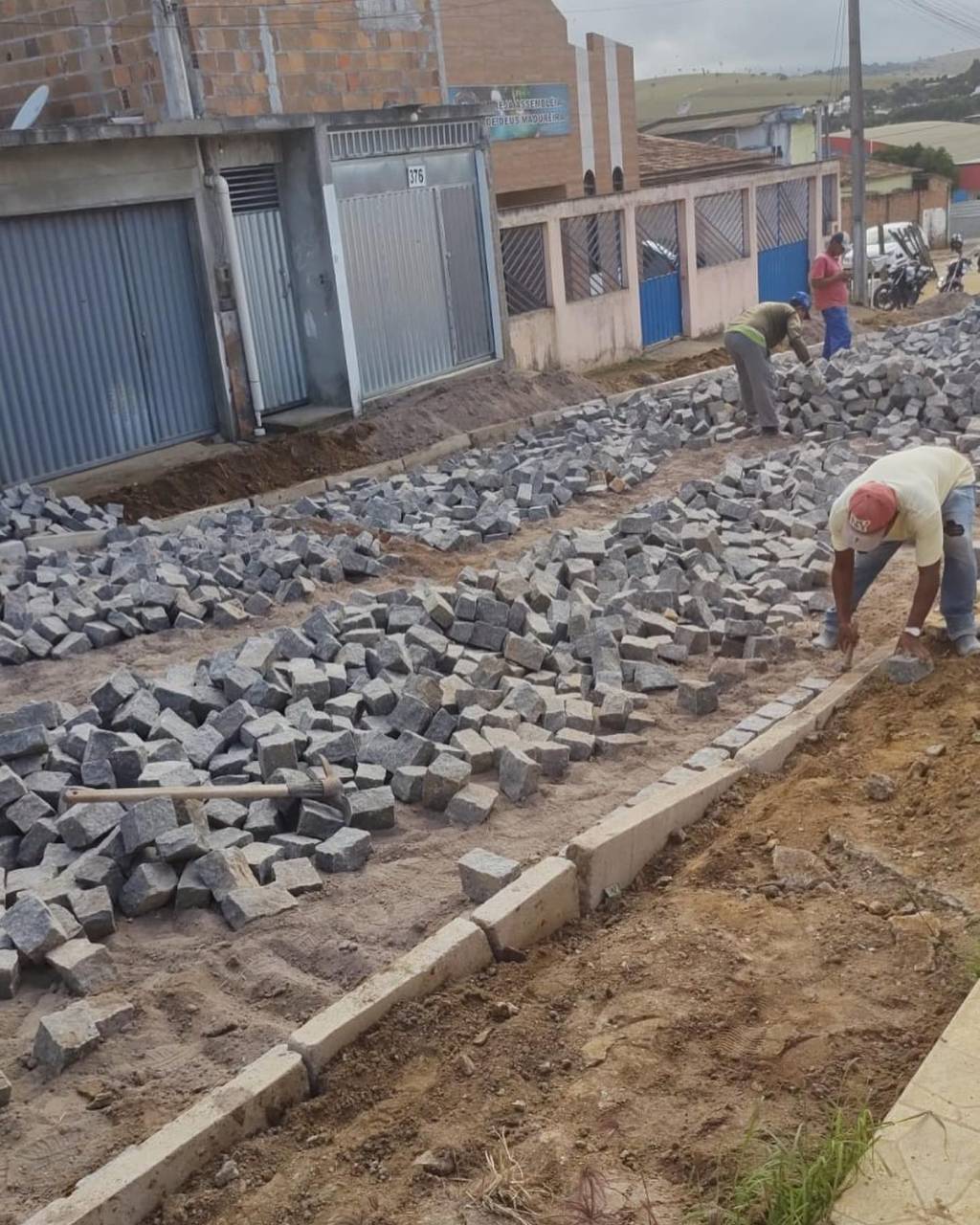 Estamos finalizando mais uma pavimentação no Bairro Popular. Moradores da rua Maria…